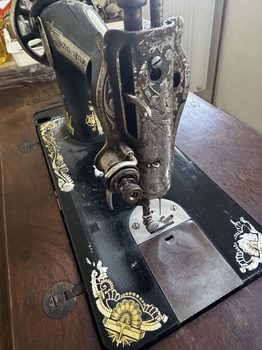 Masina de cusut Singer originala, Clasa 15K, cu decorul Sphinx (sfinx înaripat Egyptian auriu)