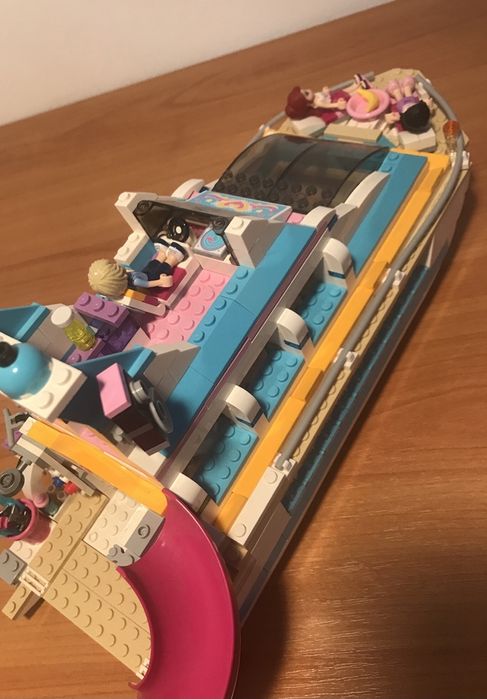 Vand Yacht din Lego