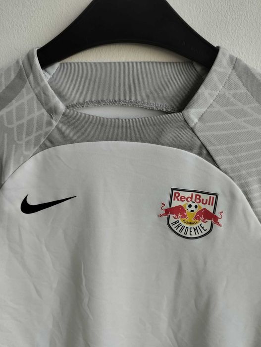 Nike детска тениска за ръст 147-158 . Перфектно състояние.