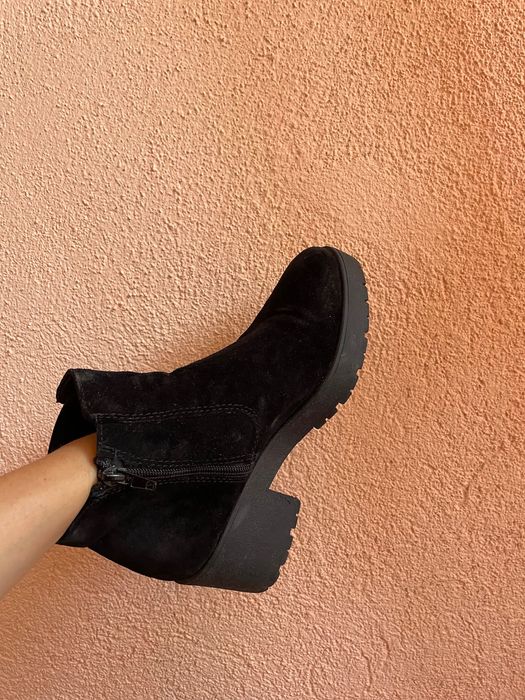 Черни велурени боти Tamaris