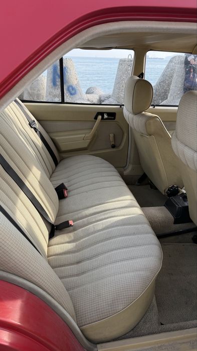Mercedes-Benz 190E 1.8 (1983) - Червена класика със светъл салон