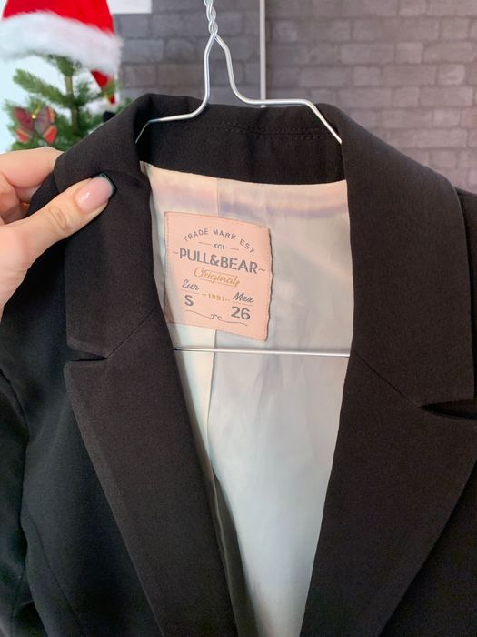 Черно вталено сако Pull and Bear