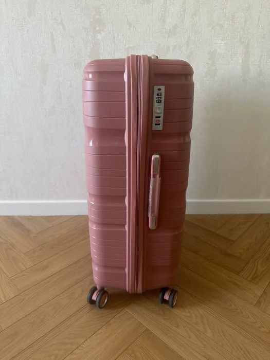 Продам прочный чемодан