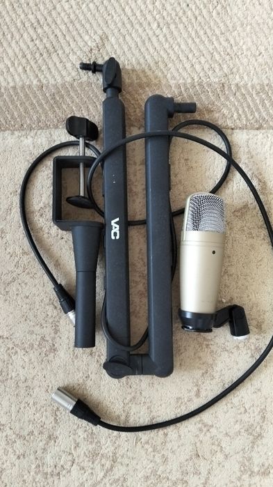 Микрофон Беринджер С1 и кранштейн