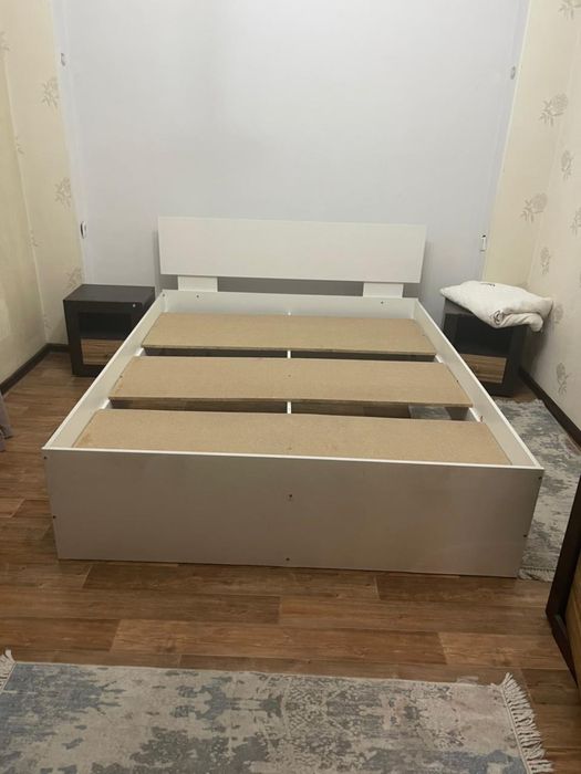 Продам кровать без матраца срочно в подарок тумбы район сайрана