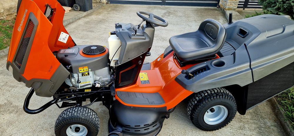 Tractoras gazon / iarba Husqvarna motor Briggs&Stratton 18 CP