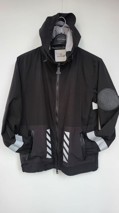 Geacă Moncler neagră cu glugă, model modern, stare foarte bună