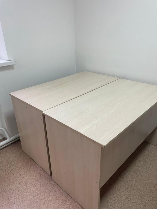 Мебель в офис. Столы разные и шкаф