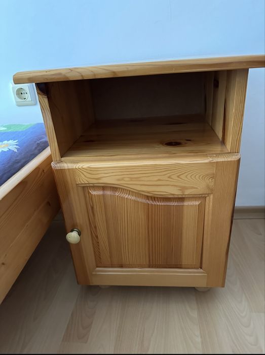 Продавам нощно шкафче тип велинградска изработка напълно запазено