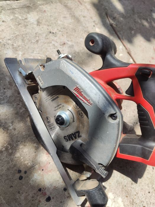 Vând circular de măna milwaukee