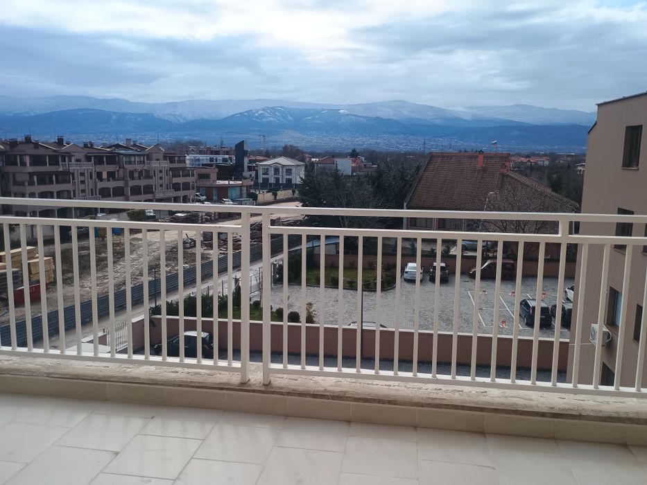 Двустаен обзаведен с панорама и партерен гараж от собственик