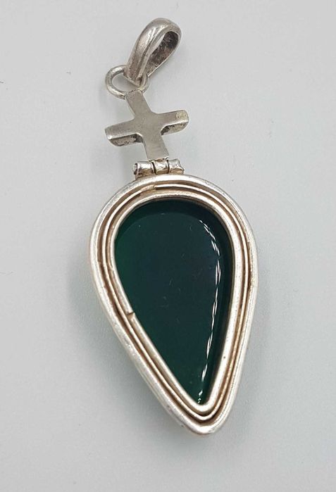 Superb pandantiv vintage din argint si agat verde