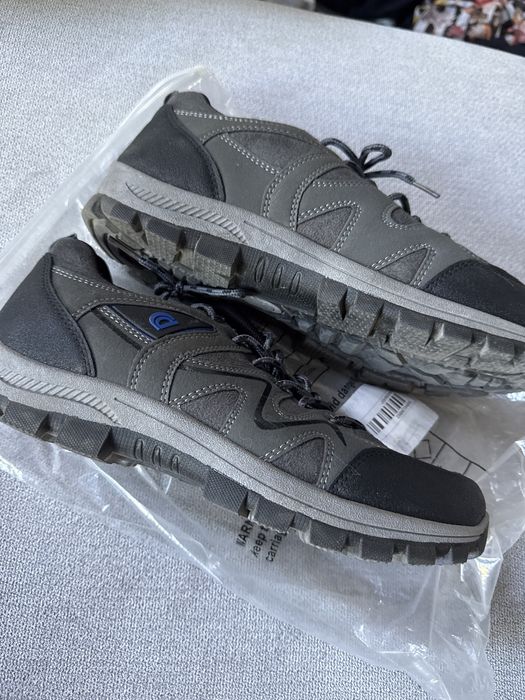 Кроссовки серые.