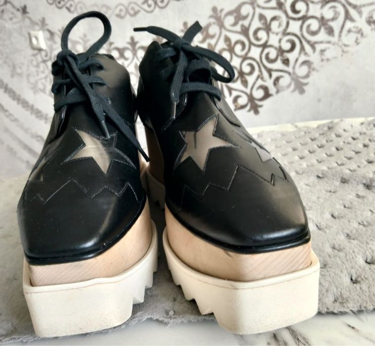 Продаются женские кроссовки 39 размер