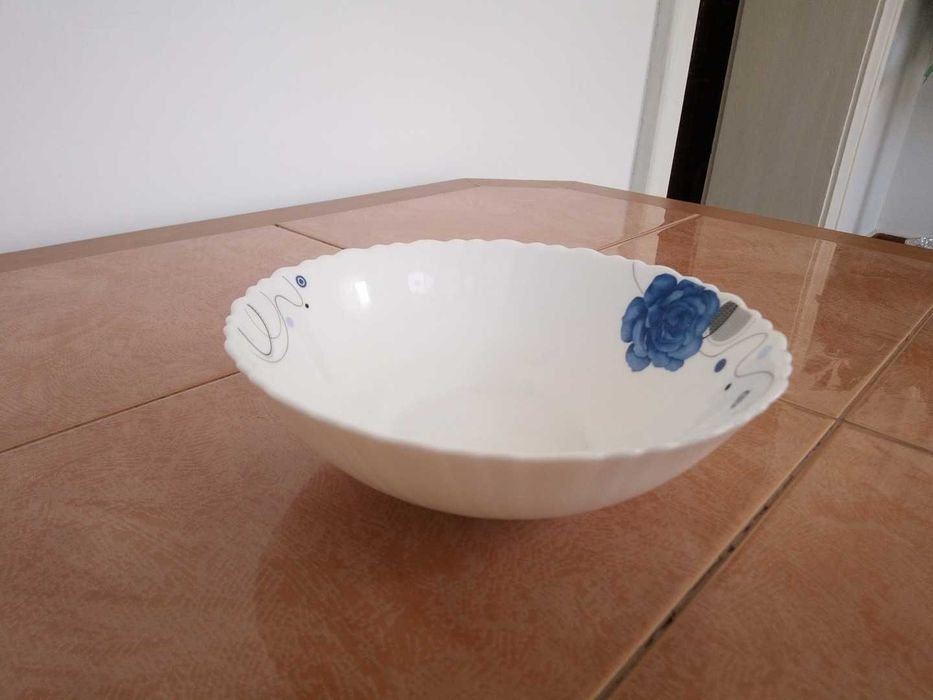 Bol din sticlă opaloasă / ceramică fină cu trandafir albastru – 18 cm (Ca nou)