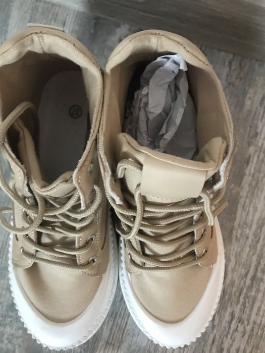 Бежови кецове