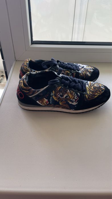 Продам женские кроссовки