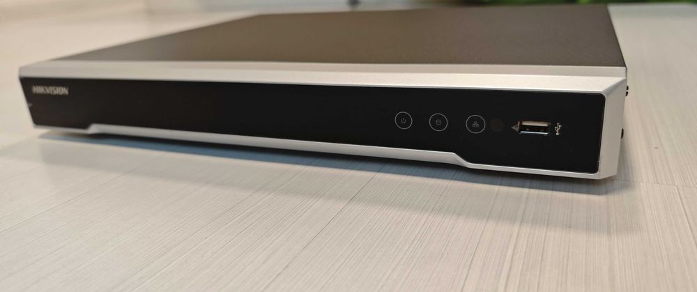 Неупотребяван 8 портов PoE 4K NVR Hikvision DS-7608NI-K2/8P с 2TB HDD