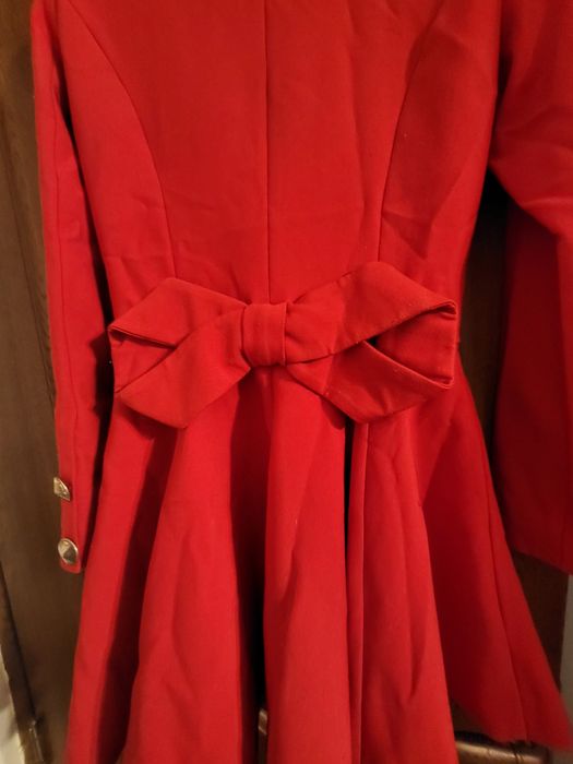 Pardesiu culoare roșie în stil cloș cu funda mare la spate cu