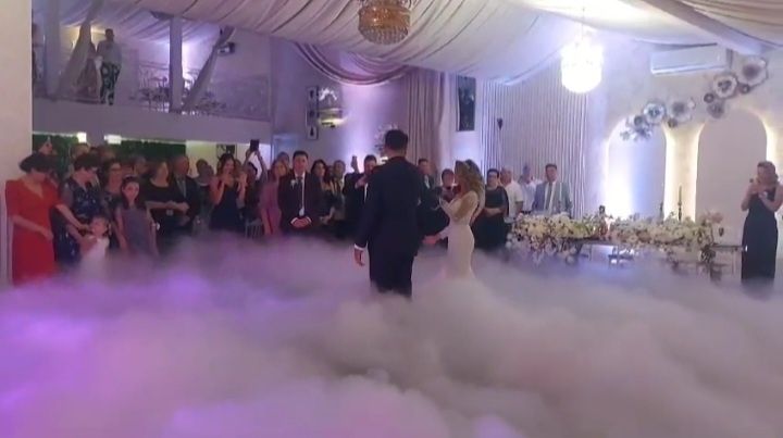 Fum greu dansul mirilor si artificii