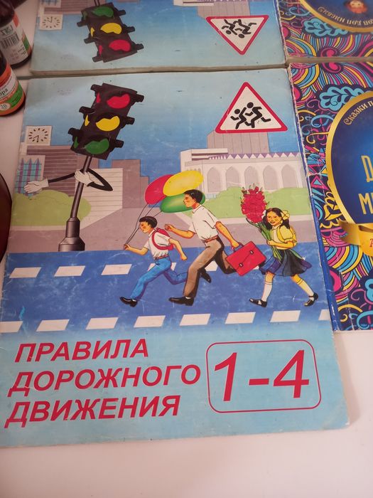 Продам книги и поставки для книг.