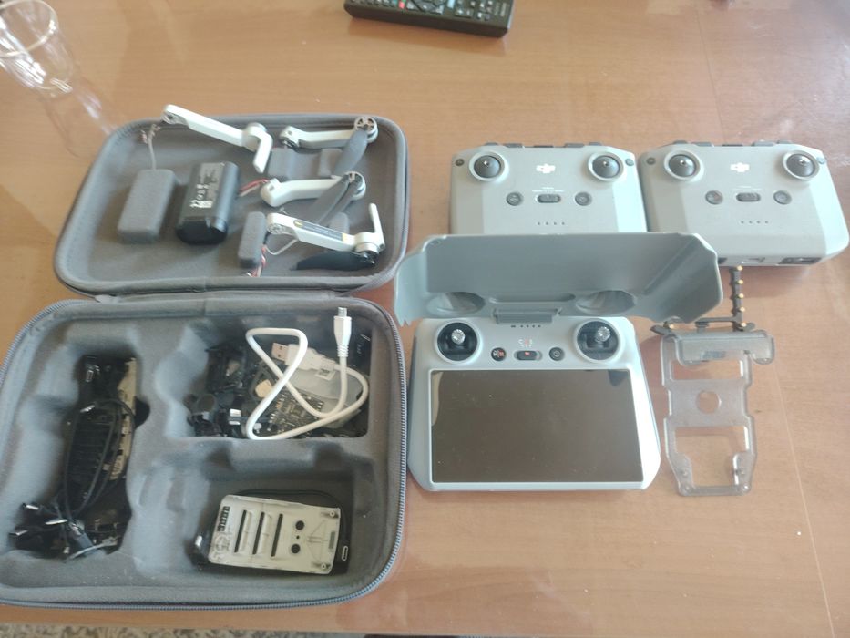 Piese mini 1 4 brațe+baterie 150 toate. 3 telecomenzi ce-a cu ecran rc1 600 având folie  antenă și protecție