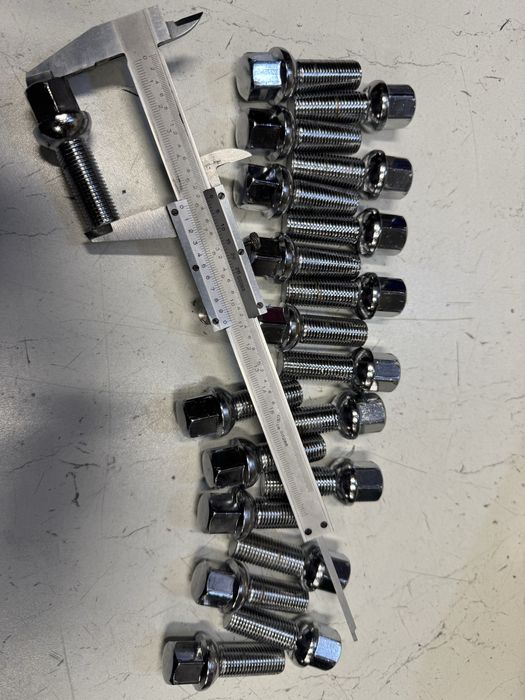 Гуми Bridgestone 215/60/17 и болтове за Мерцедес и др