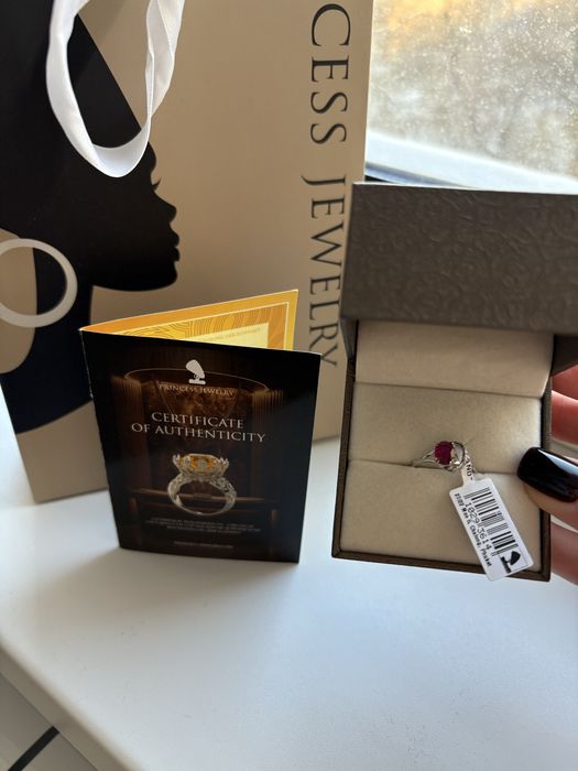 Срочно продаю кольцо с рубином