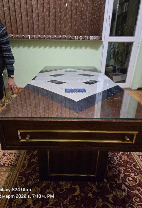 Подарявам маса от масивно дърво с размери 128см/60см/ 55см