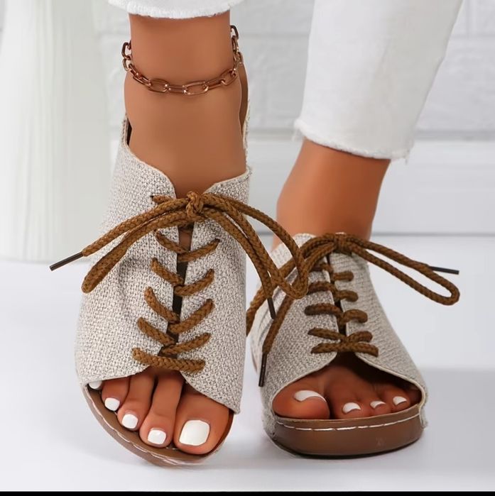 Дамски чехли 15 лева

Чехлите са нови, съвсем същите като на снимката.