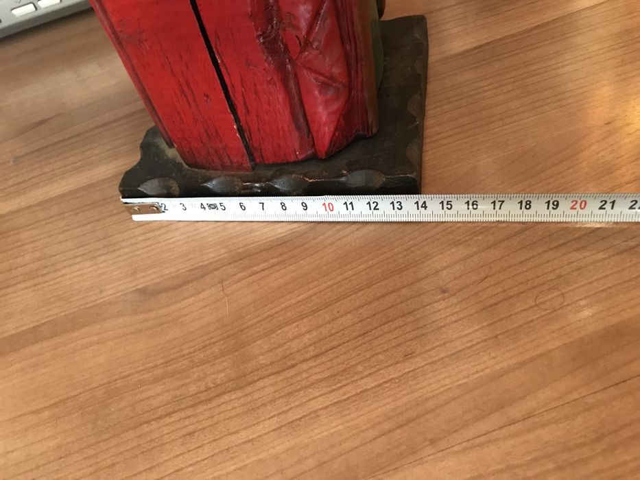 Cutie veche sculptata pentru sticle de vin