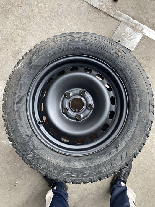 Продам зимнюю  резину с дисками комплект 205/65/15