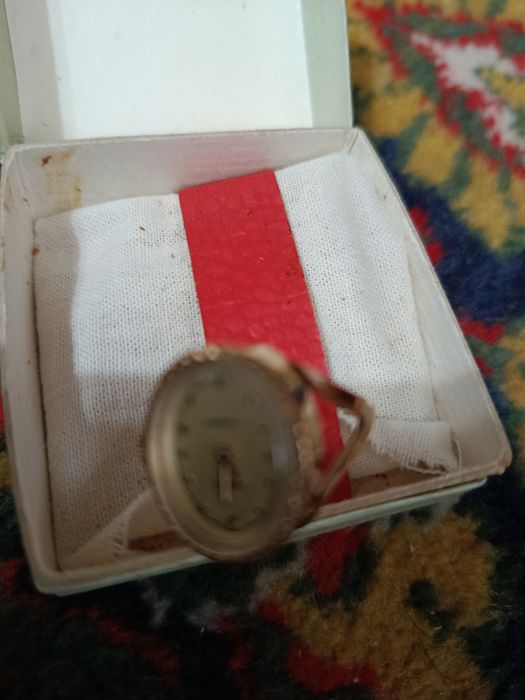 Продам кольцо с часами