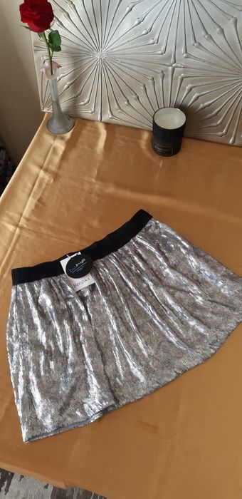 Bershka, cu paiete, măr L, nouă.