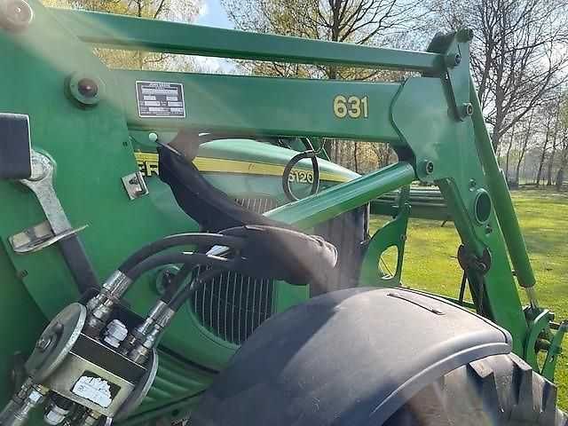 Tractor J Deere 6120 cu incärcätor