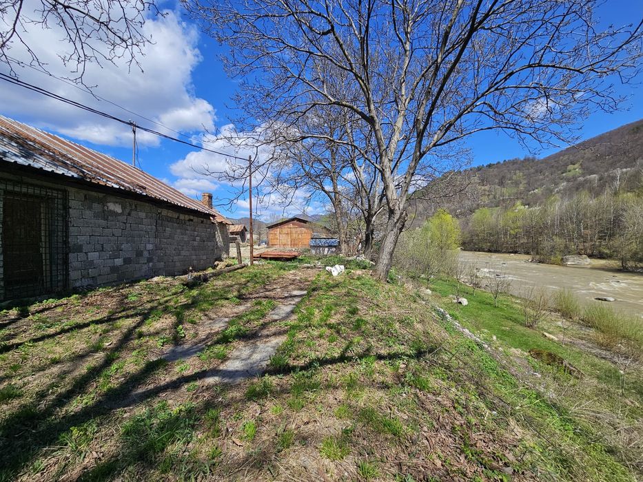 Vând teren (Edilo-Industrial )cu cladire in orasul Nehoiu;