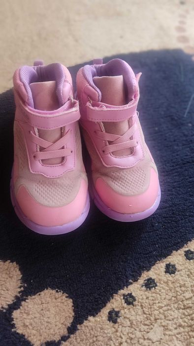 Продам ботинки на девочку фирма Vikko