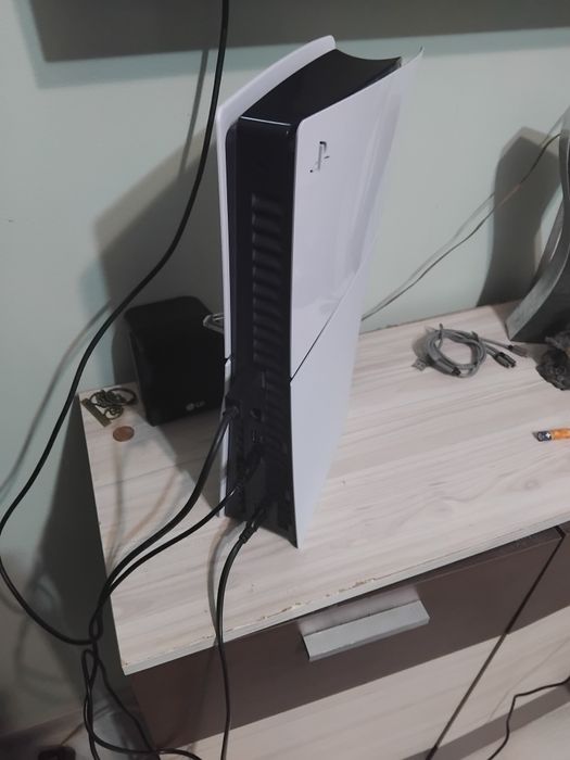 Продавам Playstation-5 със много скъпи  за повече информация в описанието