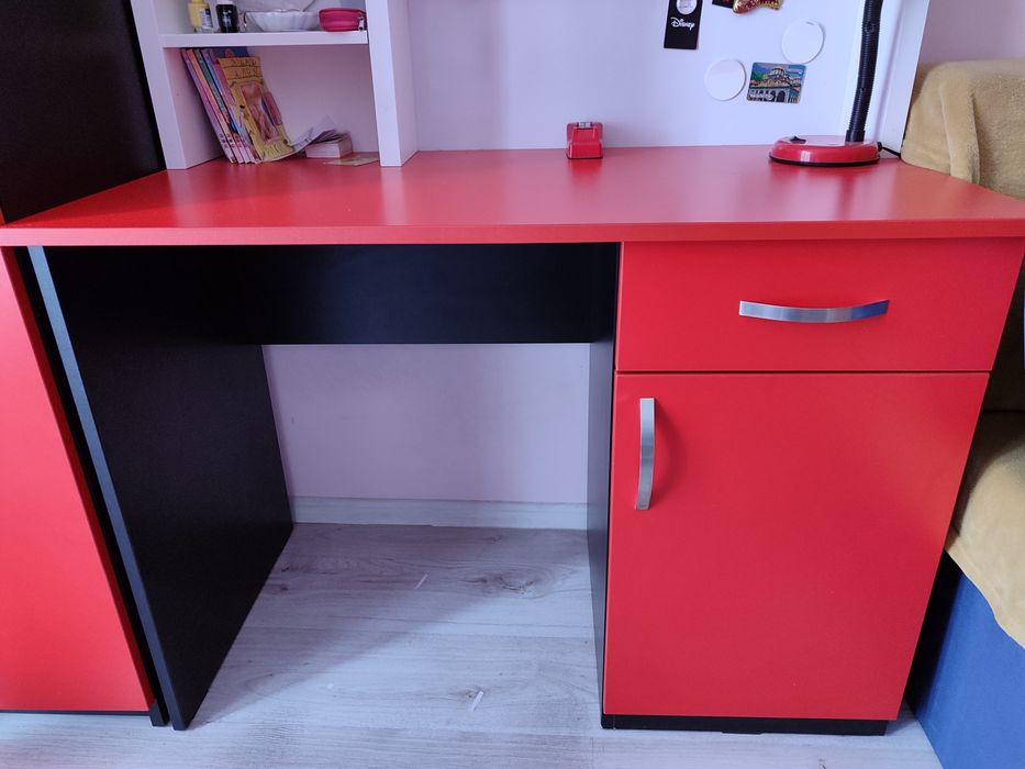 Спешно продавам Ученическо бюро Червено