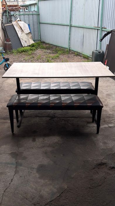 Кухонный стол со скамейками