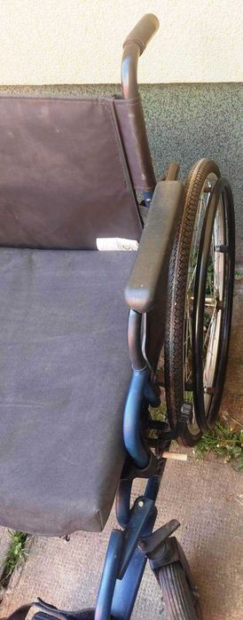 Vand fotoliu rulant pentru persoane cu handicap