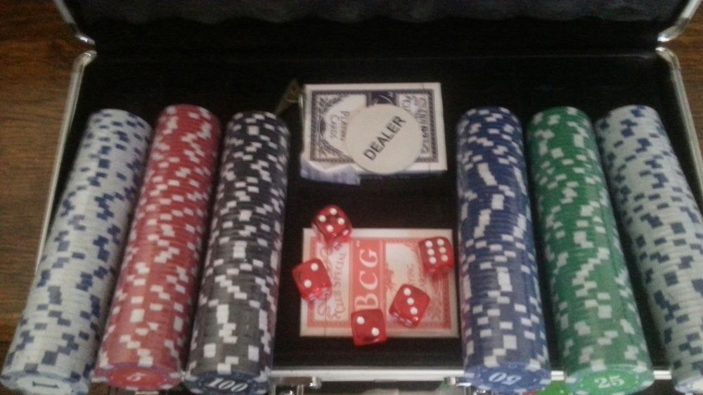 Set poker profesional. 300 jetoane imprimate. 11.5 g.