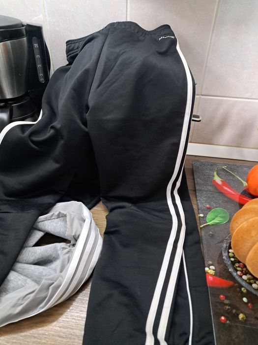 Pantaloni adidas si bluza mas.140