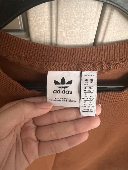 Футболка adidas.