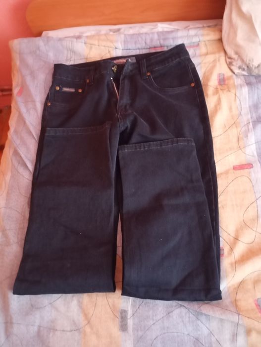 Мъжки дънки за ползване.