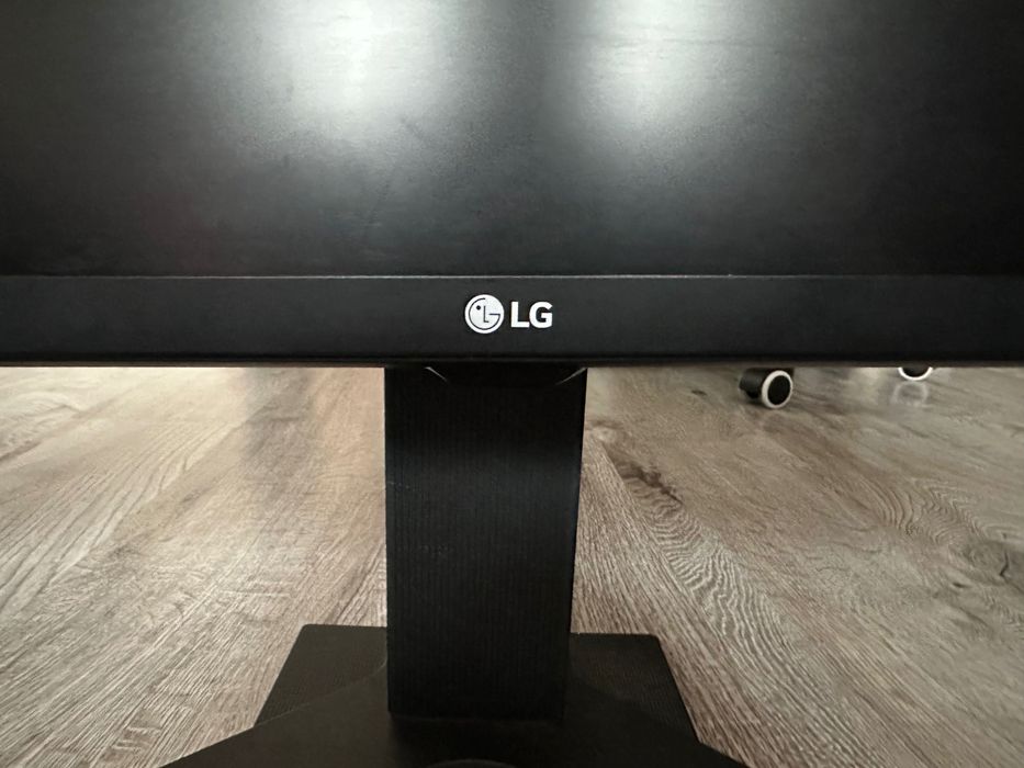 Продавам LG монитор в отлично състояния 60hz