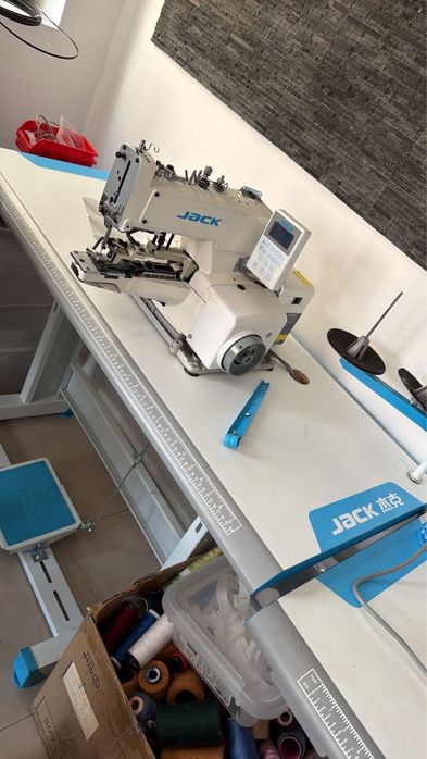 Masina de cusut nasturi industriala Jack JK-T1377E.