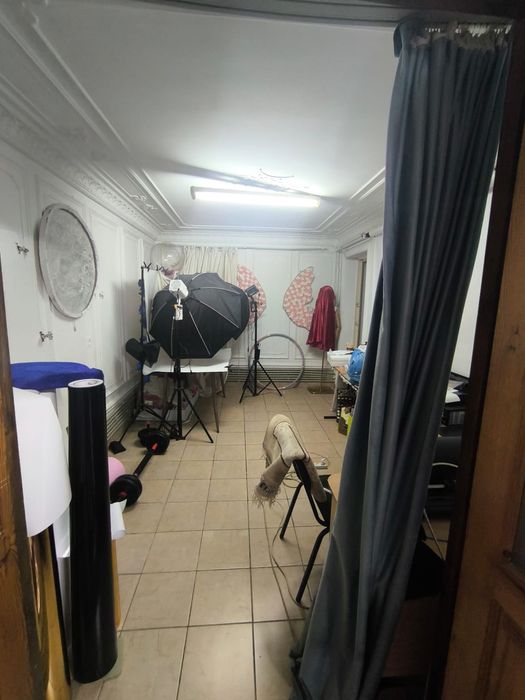 Помещении вдоль дороги