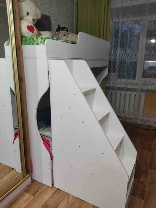 Детская двухъярусная кровать