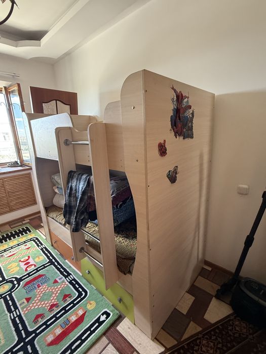 Продам кровать и шкаф в детскую